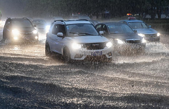 行车遇强降雨怎么办？